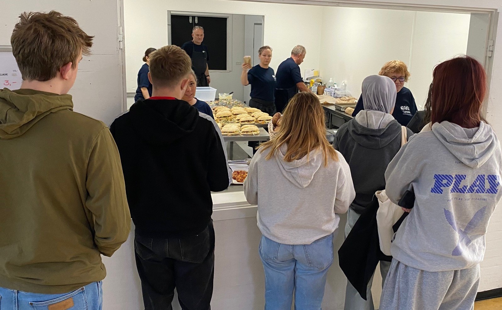 Elever i kø i kantinen